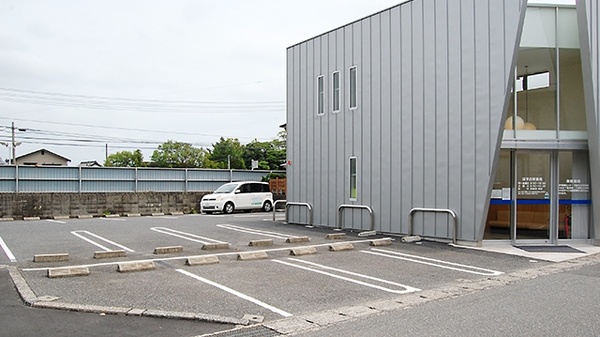 はすの実薬局の駐車場