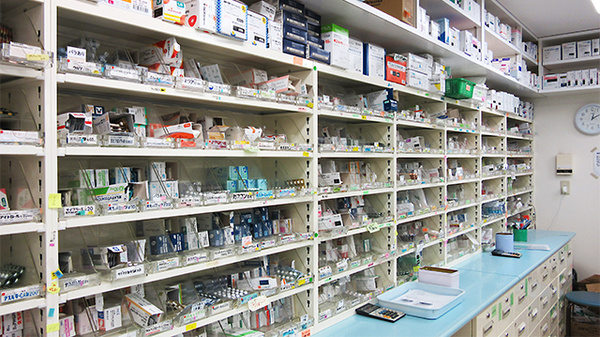 福神調剤薬局　天神南店の薬棚