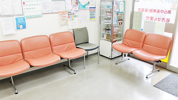 三愛薬局　舟木店の待合スペース