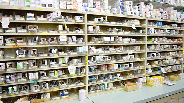 株式会社熊谷市薬剤師会会営薬局　中西店の薬棚