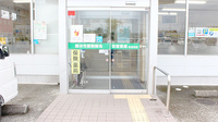 株式会社熊谷市薬剤師会会営薬局　佐谷田店の入口