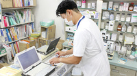 株式会社熊谷市薬剤師会会営薬局　佐谷田店の作業風景