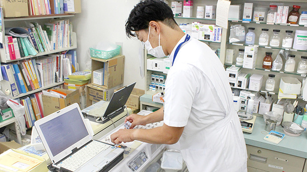 株式会社熊谷市薬剤師会会営薬局　佐谷田店の作業風景