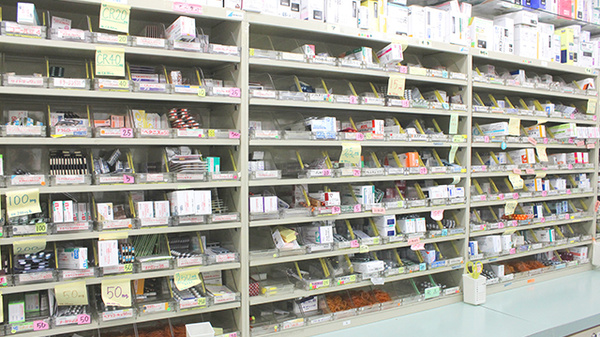 株式会社熊谷市薬剤師会会営薬局　石原店の薬棚
