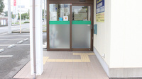 株式会社熊谷市薬剤師会会営薬局　江南店の入口