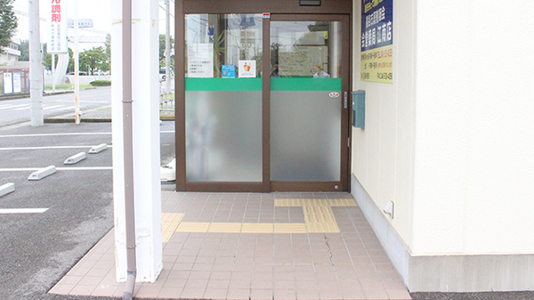 株式会社熊谷市薬剤師会会営薬局　江南店の入口