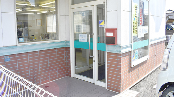 川尻調剤薬局の入口