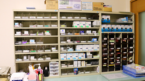 アイリス薬局の薬棚