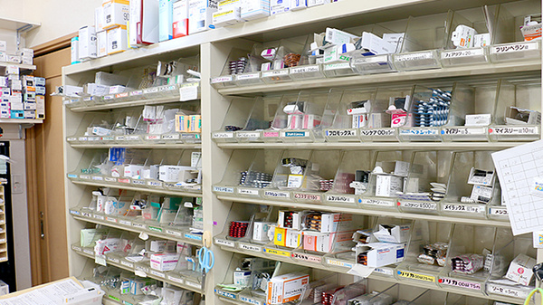 コスモス薬局の薬棚