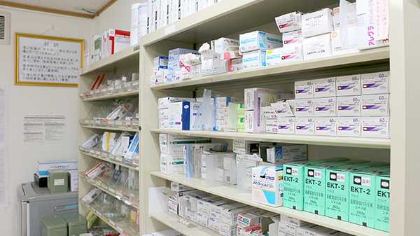 チューリップ薬局の薬棚