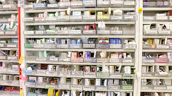 城下町つばき薬局の薬棚
