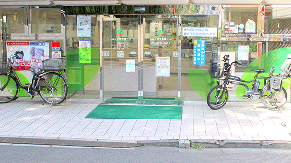 日生薬局　牛込店の入口