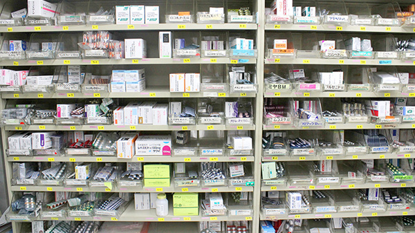 日生薬局　広尾店の薬棚