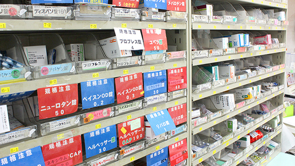 日生薬局　虎ノ門店の薬棚