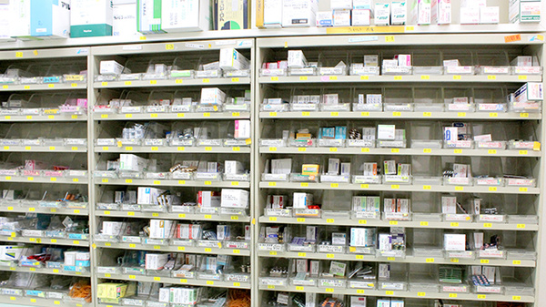 日生薬局　三宿店の薬棚