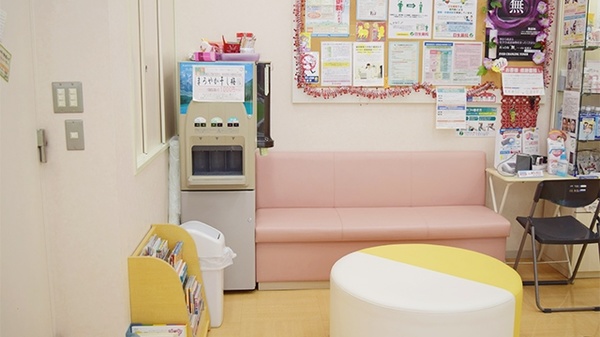 日生薬局　三田店の待合スペース