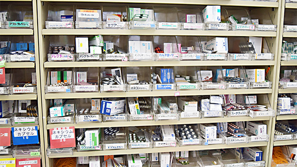 日生薬局　三田店の薬棚