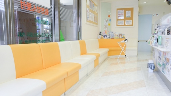 日生薬局　五反田駅前店の待合スペース