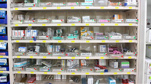 日生薬局　五反田駅前店の薬棚