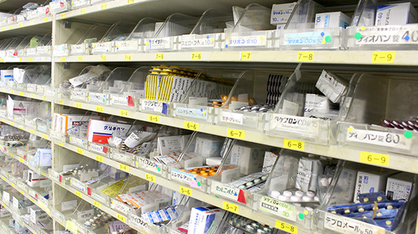 日生薬局　河田町店の薬棚