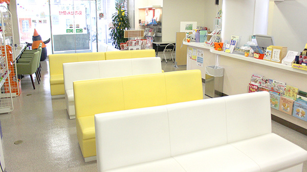 日生薬局　河田町店の待合スペース