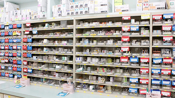 日生薬局　五反田店の薬棚
