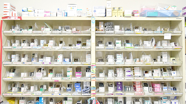 トモエ薬局の薬棚