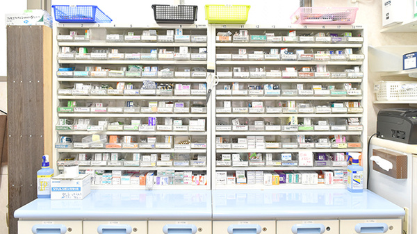 北条トモエ薬局の薬棚