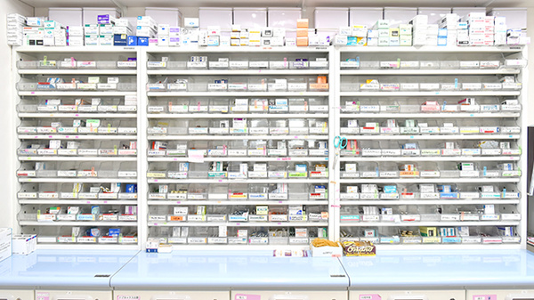 イルカ薬局　富田店の薬棚