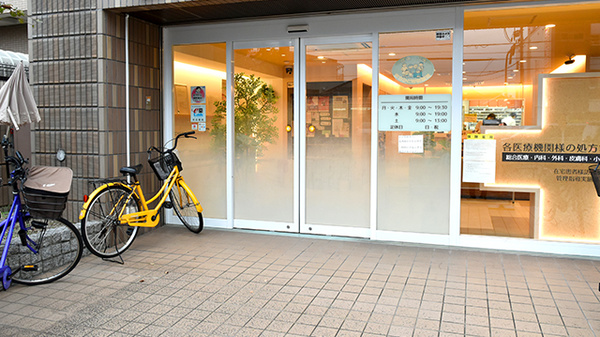 メディセレ薬局の入口