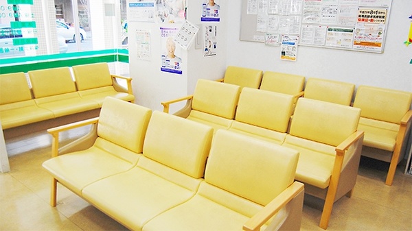 薬局タカサ　幕張マリンフォート店の待合スペース