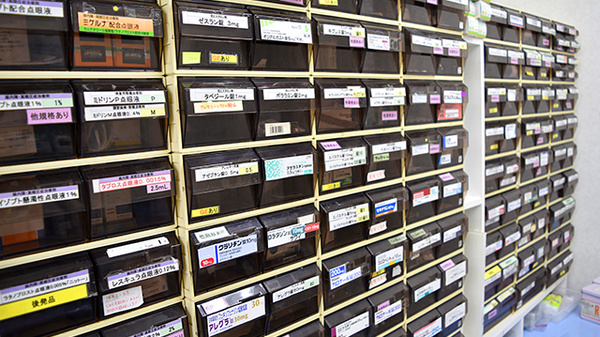 薬局タカサ　幕張マリンフォート店の薬棚