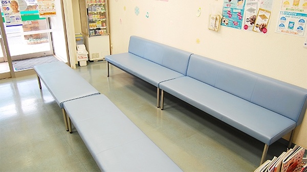 薬局タカサ　新検見川店の待合スペース