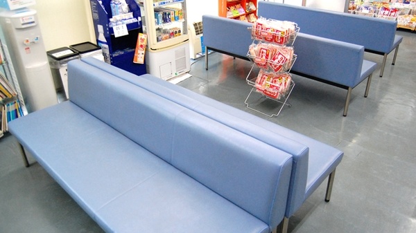 薬局タカサ　市川若宮店の待合スペース