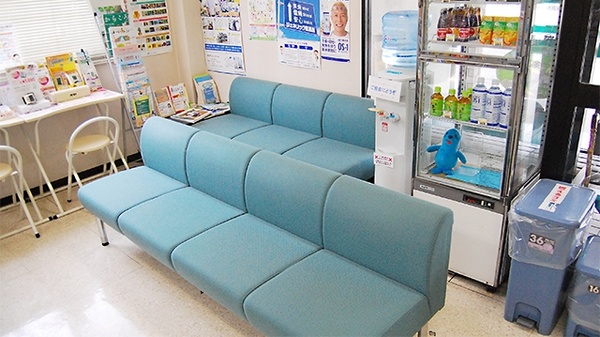 薬局タカサ　長沼原店の待合スペース