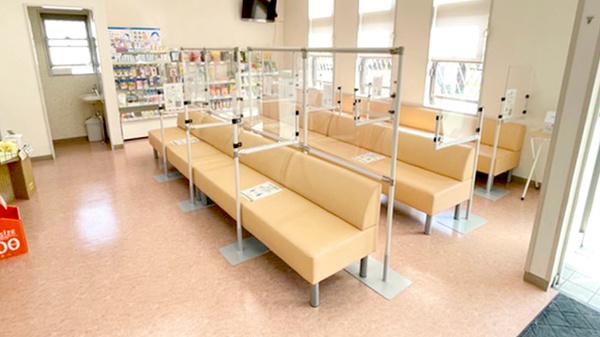 薬局タカサ　ほたる野店の待合スペース