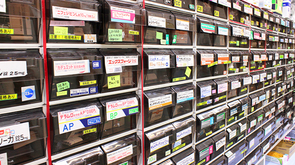 薬局タカサ　市川本八幡店の薬棚