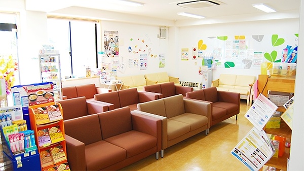 薬局タカサ　第２公津の杜店の待合スペース