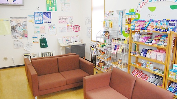 薬局タカサ　黒砂台店の待合スペース