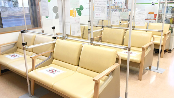 薬局タカサ　八重原店の待合スペース