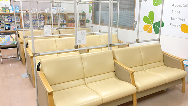 薬局タカサ　おゆみの中央病院前店の待合スペース