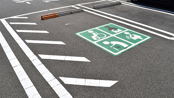 ユタカ薬局　西招提の駐車場