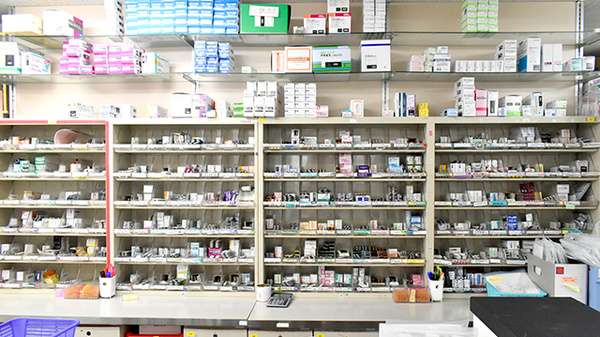 ファルコ薬局 あい南郷店の薬棚