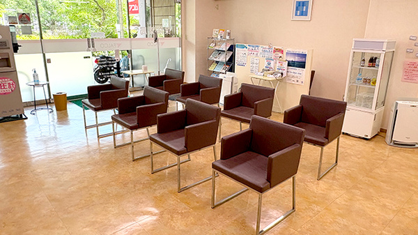 ファルコ薬局　寝屋川市駅前店の待合スペース