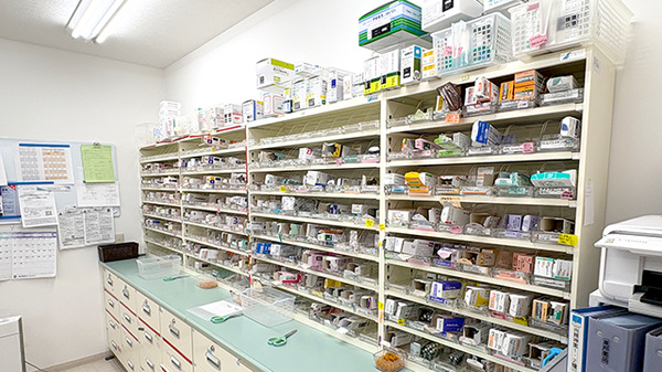 ファルコ薬局　寝屋川市駅前店の薬棚