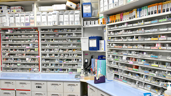 ファルコ薬局 烏丸御池店の薬棚