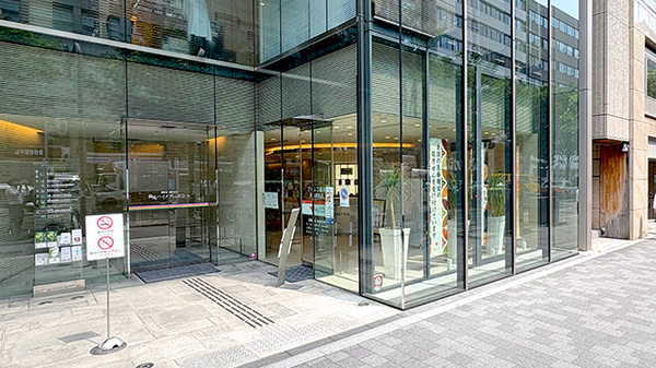 ファルコ薬局 四条烏丸店の外観