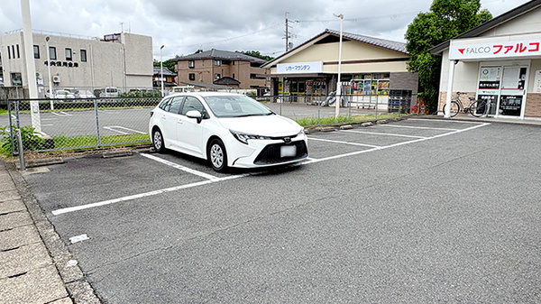 ファルコ薬局きんりん店の駐車場