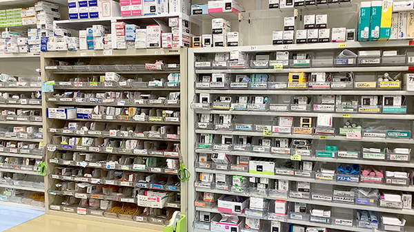 ファルコ薬局五条店の薬棚