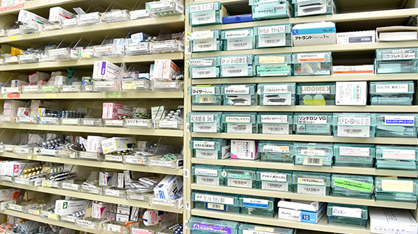 ミドリ薬局 あじま店の薬棚